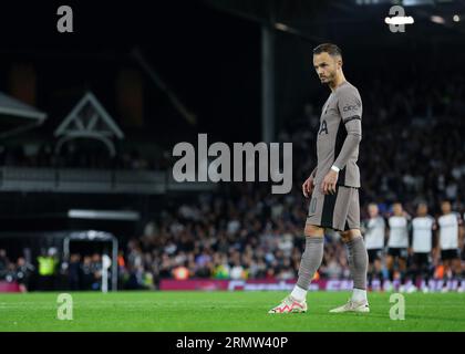 Craven Cottage, Fulham, Londres, Royaume-Uni. 29 août 2023. EFL Carabao Cup football, Fulham contre Tottenham Hotspur ; James Maddison de Tottenham Hotspur regardant le gardien de but Marek Rodak de Fulham avant de prendre une pénalité dans la fusillade au coup de pied crédit : action plus Sports/Alamy Live News Banque D'Images