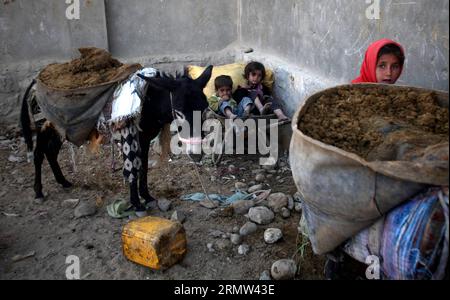 KABOUL, le 1 octobre 2014 - des enfants assis sur une charrette près de leur domicile dans un bidonville à Kaboul, Afghanistan 1 octobre 2014.Ahmad Massoud) AFGHANISTAN-KABOUL-VIE QUOTIDIENNE XinhuaxKabul PUBLICATIONxNOTxINxCHN Kaboul OCT 1 2014 enfants assis SUR un chariot près de leur domicile DANS un bidonville à Kaboul Afghanistan OCT 1 2014 Ahmad Massoud Afghanistan Kabul vie quotidienne PUBLICATIONxNOTxINxCHN Banque D'Images