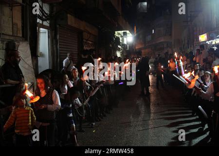 JÉRUSALEM, le 1 octobre 2014 - les Juifs ultra-orthodoxes célèbrent et défilent lors d'une cérémonie d'inauguration pour un nouveau défilement de la Torah dans le quartier de Mea Shearim à Jérusalem le 1 octobre 2014, deux jours avant le jour des Expiations, ou Yom Kippour, le jour le plus sacré du calendrier juif, qui commence au coucher du soleil ce vendredi. ) MIDDLE EAST-ISRAEL-YOM KIPPOUR GilxCohenxMagen PUBLICATIONxNOTxINxCHN Jérusalem OCT 1 2014 les Juifs ultra orthodoxes célèbrent et marchent pendant la cérémonie d'inauguration pour une Nouvelle Torah défilent AU quartier Mea Shearim de Jérusalem LE 1 2014 octobre deux jours avant le jour des Expiations Banque D'Images