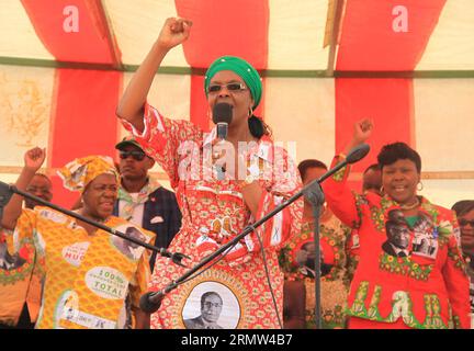 CHINHOYI, le 2 octobre 2014 -- Grace Mugabe, épouse du Président du Zimbabwe Robert Mugabe, s'adresse à un rassemblement à Chinhoyi, Zimbabwe, le 2 octobre 2014. Dans son premier discours alors qu'elle se prépare à entrer dans la politique dominante, Grace Mugabe a fustigé le factionnalisme au sein du parti ZANU-PF au pouvoir, qui se bat pour succéder au président Robert Mugabe, âgé de 90 ans, qui dirige le pays depuis son indépendance de la Grande-Bretagne en 1980. ZIMBABWE-CHINHOYI-GRACE MUGABE Stringer PUBLICATIONxNOTxINxCHN Banque D'Images