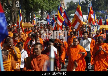 (141003) -- PHNOM PENH, -- des moines bouddhistes défilent dans une rue devant le Palais Royal à Phnom Penh, Cambodge, 3 octobre 2014. Environ 100 moines bouddhistes ont défilé vendredi dans la capitale Phnom Penh au milieu des rumeurs selon lesquelles le ministère des cultes et de la religion a loué une parcelle du terrain emblématique de l Institut bouddhiste à un hôtel-casino NagaWorld voisin. )(zhf) CAMBODGE-PHNOM PENH-MONK-RALLYE Phearum PUBLICATIONxNOTxINxCHN Phnom Penh les moines bouddhistes marchent DANS une rue devant le Palais Royal à Phnom Penh Cambodge OCT 3 2014 environ 100 moines bouddhistes ont marché vendredi dans la tête Banque D'Images