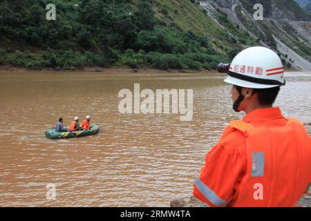 (141004) -- ZHAOTONG, 4 octobre 2014 -- des sauveteurs recherchent les personnes disparues après que l'eau se soit échappée d'un lac barrière formé par un tremblement de terre en août sur la rivière Niulan dans la ville de Zhaotong, dans la province du Yunnan du sud-ouest de la Chine, le 4 octobre 2014. Six travailleurs étaient portés disparus dans l'accident de vendredi après-midi alors qu'ils creusaient des tunnels pour permettre à l'eau de se déverser du lac. ) (Ry) CHINA-YUNNAN-BARRIER LAKE-ACCIDENT (CN) ZhangxGuangyu PUBLICATIONxNOTxINxCHN Zhao Tong OCT 4 2014 recherche de sauvetage pour les célébrités disparues après que l'eau s'est échappée d'un lac Barrière formé par le tremblement de terre d'août SUR le Banque D'Images