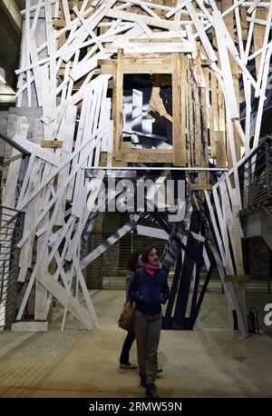 (141005) -- PARIS, le 5 octobre 2014 -- une installation artistique est présentée lors du festival nocturne annuel nuit Blanche (nuit blanche) à Paris, France, le 4 octobre 2014. )(bxq) FRANCE-PARIS-NUIT BLANCHE LixGenxing PUBLICATIONxNOTxINxCHN Paris OCT 5 2014 to Art installation IS Lakes ON the Annual Nocturnal Festival nuit Blanche à Paris France OCT 4 2014 France Paris nuit Blanche PUBLICATIONxNOTxINxCHN Banque D'Images