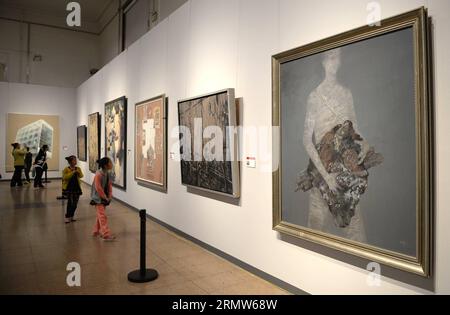 (141007) -- SHIJIAZHUANG, 7 octobre 2014 -- les visiteurs regardent des œuvres d'art lors de la 12e exposition nationale des beaux-arts ¤ peinture avec divers matériaux au Musée Hebei à Shijiazhuang, capitale de la province du Hebei du nord de la Chine, le 7 octobre 2014.) (mp) CHINA-HEBEI-EXHIBITION-FINE ARTS (CN) WangxXiao PUBLICATIONxNOTxINxCHN Shijiazhuang OCT 7 2014 visiteurs regardent LES œuvres d'art AU cours de la 12e exposition nationale de peinture des beaux-arts avec divers matériaux AU Musée Hebei de Shijiazhuang capitale de la Chine du Nord province de Hebei OCT 7 2014 MP Chine Hebei exposition Hebei exposition Beaux-Arts CN PUBLICATIONxNOTxINx Banque D'Images