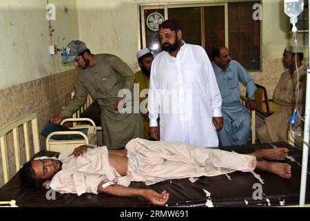 (141007) -- QUETTA, 7 octobre 2014 -- un homme blessé reçoit un traitement médical dans un hôpital du sud-ouest du Pakistan, Quetta, le 6 octobre 2014. Au moins deux personnes ont été tuées et quatre autres blessées lorsque des hommes armés inconnus ont ouvert le feu sur deux mosquées à Quetta lundi soir, ont rapporté les médias locaux. Asad) (zjy) PAKISTAN-QUETTA-MOSQUE-ATTACK e yisilanbao PUBLICATIONxNOTxINxCHN Quetta OCT 7 2014 à un homme blessé reçoit un traitement médical DANS un hôpital du sud-ouest du Pakistan S Quetta LE 6 2014 octobre AU moins deux célébrités ont été TUÉES et quatre autres ont été blessées lorsque des hommes armés inconnus ont ouvert le feu Banque D'Images