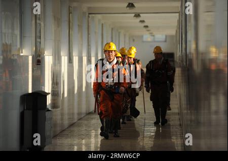 (141007) -- GUIYANG, 7 octobre 2014 -- les sauveteurs se préparent à descendre à la mine après une explosion de gaz dans le comté de Qianxi, dans la province du Guizhou, au sud-ouest de la Chine, le 7 octobre 2014. Trois personnes ont été tuées, 11 autres blessées et sept autres sont restées hors de contact dans l'accident survenu tôt dimanche à la mine de charbon de Xintian dans le comté de Qianxi alors que 134 personnes travaillaient, selon les premières enquêtes. (mp) CHINA-GUIZHOU-QIANXI COUNTY-GAS OUTBURST-DEATH (CN) TaoxLiang PUBLICATIONxNOTxINxCHN Guiyang OCT 7 2014 Rescue Préparez-vous à descendre à la mine après une explosion de gaz dans le comté de Qianxi Sud-Ouest C. Banque D'Images