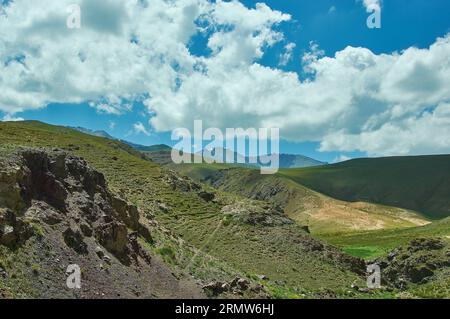 La route vers la ville de Naryn dans l'ouest du Kirghizistan Banque D'Images