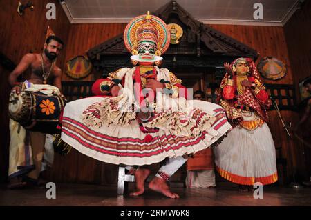 COCHIN, le 7 octobre 2014 -- des danseurs interprètent Kathakali à Cochin, Kerala, Inde, le 7 octobre 2014. Kathakali est une danse classique indienne stylisée connue pour la composition attrayante des personnages, les costumes élaborés, les gestes détaillés et les mouvements du corps bien définis. Il est originaire de l'état actuel du pays du Kerala au cours du 17e siècle et s'est développé au fil des ans avec des regards améliorés et des gestes raffinés.) (Dzl) INDIA-COCHIN-DANCE-DRAMA-KATHAKALI WangxPing PUBLICATIONxNOTxINxCHN Cochin OCT 7 2014 danseurs interprètent Kathakali dans Cochin Kerala Inde OCT 7 2014 Kathakali EST un stylisé Banque D'Images