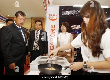 (141008) -- PHNOM PENH, le 8 octobre 2014 -- le ministre cambodgien du Tourisme, Thong Khon (devant L), visite une exposition sur la gastronomie et l'hôtellerie à Phnom Penh, Cambodge, le 8 octobre 2014. Le Cambodge a accueilli mercredi une exposition internationale sur la nourriture et l'hôtellerie dans le but de promouvoir davantage l'industrie du tourisme, ont déclaré les responsables. CAMBODGE-PHNOM PENH-EXPOSITION Sovannara PUBLICATIONxNOTxINxCHN Phnom Penh OCT 8 2014 Ministres cambodgiens du Tourisme Thong Khon Front l visite une exposition alimentaire et hôtelière à Phnom Penh Cambodge OCT 8 2014 Cambodge accueilli à l'exposition internationale de la nourriture et de l'hôtellerie ici mercredi avec pour but t Banque D'Images