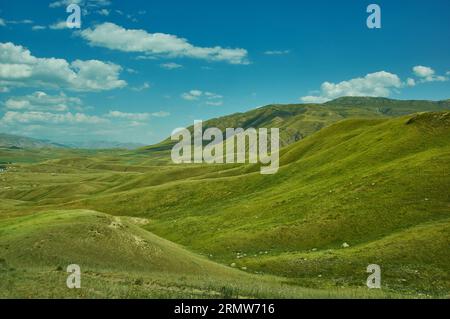 Plateau montagneux, route vers Kazarman, district de la région de Jalal-Abad à l'ouest du Kirghizistan Banque D'Images