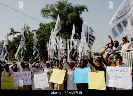 (141010) -- PESHAWAR, 10 octobre 2014 -- des militants pakistanais crient des slogans lors d'une manifestation anti-indienne contre les attaques transfrontalières à Peshawar, Pakistan, le 10 octobre 2014. Vendredi, le Pakistan a exhorté l'Inde à autoriser le groupe d'observateurs militaires des Nations Unies à visiter la ligne de contrôle qui divise les deux pays dans la région contestée du Cachemire pour enquêter sur les récentes violations du cessez-le-feu.) PAKISTAN-PESHAWAR-INDE-MANIFESTATION AhmadxSidique PUBLICATIONxNOTxINxCHN Peshawar OCT 10 2014 des militants pakistanais crient des slogans lors de la manifestation contre l'Inde contre les attaques transfrontalières à Peshawar Pakistan Banque D'Images