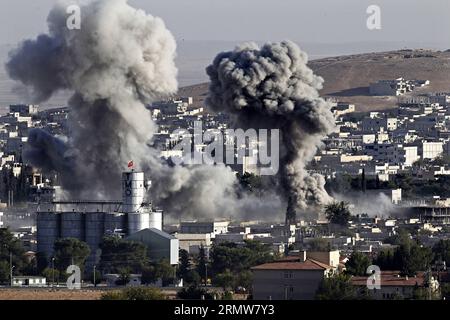 La fumée monte après une frappe aérienne américaine sur le groupe terroriste État islamique à Kobané, Syrie, le 11 octobre 2014. Les militants de l'État islamique (EI) ont contrôlé plus de 40 pour cent de la ville majoritairement kurde de Kobané dans le nord de la Syrie, a rapporté vendredi l'Observatoire syrien des droits de l'homme d'opposition. (srb) SYRIA-KOBANI-IS-CONFLICT Cihan PUBLICATIONxNOTxINxCHN la fumée se lève après une frappe aérienne DE l'U S SUR LE groupe terroriste Etat islamique en Syrie OCT 11 2014 l'Etat islamique EST militant ont contrôlé plus de 40 pour cent de la ville majoritairement kurde de dans le nord de la Syrie l'opposition syrienne Banque D'Images