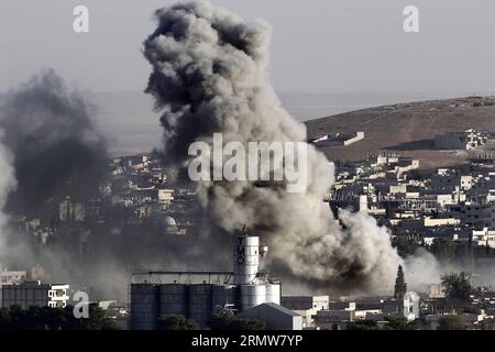 La fumée monte après une frappe aérienne américaine sur le groupe terroriste État islamique à Kobané, Syrie, le 11 octobre 2014. Les militants de l'État islamique (EI) ont contrôlé plus de 40 pour cent de la ville majoritairement kurde de Kobané dans le nord de la Syrie, a rapporté vendredi l'Observatoire syrien des droits de l'homme d'opposition. (srb) SYRIA-KOBANI-IS-CONFLICT Cihan PUBLICATIONxNOTxINxCHN la fumée se lève après une frappe aérienne DE l'U S SUR LE groupe terroriste Etat islamique en Syrie OCT 11 2014 l'Etat islamique EST militant ont contrôlé plus de 40 pour cent de la ville majoritairement kurde de dans le nord de la Syrie l'opposition syrienne Banque D'Images