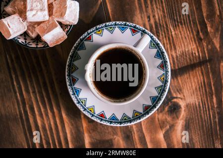 Café turc avec tasse en porcelaine traditionnelle sur une table en bois. Présentation de café avec délice turc Banque D'Images