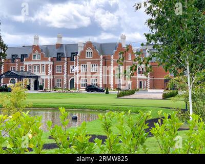 Egham, Surrey, Royaume-Uni. 30 août 2023. Surinder Arora, un donateur milliardaire du Parti Tory, âgé de 64 ans, a reçu l'ordre de démolir une aile du Fairmont Windsor Park Hotel cinq étoiles à Egham, Surrey, après avoir prétendument apporté des modifications au bâtiment sans autorisation de construire. Il ajouta une aile supplémentaire à l'hôtel cinq étoiles et agrandit le bâtiment sans obtenir l'autorisation de construire requise du conseil municipal de Runnymede. Le conseil vient de publier un avis d'exécution de projet qui demande à M. Arora de démolir tout ou partie de l'hôtel. L'hôtel récemment construit a fait les gros titres en février Banque D'Images