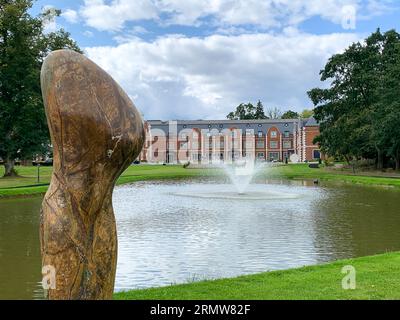 Egham, Surrey, Royaume-Uni. 30 août 2023. Surinder Arora, un donateur milliardaire du Parti Tory, âgé de 64 ans, a reçu l'ordre de démolir une aile du Fairmont Windsor Park Hotel cinq étoiles à Egham, Surrey, après avoir prétendument apporté des modifications au bâtiment sans autorisation de construire. Il ajouta une aile supplémentaire à l'hôtel cinq étoiles et agrandit le bâtiment sans obtenir l'autorisation de construire requise du conseil municipal de Runnymede. Le conseil vient de publier un avis d'exécution de projet qui demande à M. Arora de démolir tout ou partie de l'hôtel. L'hôtel récemment construit a fait les gros titres en février Banque D'Images