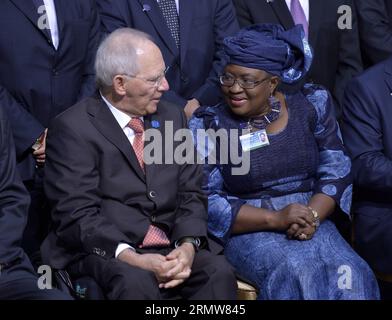 141011 -- WASHINGTON D.C., 11 octobre 2014 -- le ministre allemand des Finances Wolfgang Schaeuble L et le ministre nigérian des Finances Ngozi Okonjo-Iweala attendent des photos de famille avant la réunion du Comité monétaire et financier international CMFI lors des réunions annuelles de la Banque mondiale et du Fonds monétaire international FMI à Washington D.C., capitale des États-Unis, le 11 octobre 2014. RÉUNION ANNUELLE FMI-BANQUE MONDIALE YinxBogu PUBLICATIONxNOTxINxCHN Banque D'Images