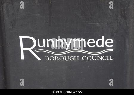 Egham, Surrey, Royaume-Uni. 30 août 2023. Un panneau du conseil municipal de Runnymede sur une poubelle. Surinder Arora, un donateur milliardaire du Parti Tory, âgé de 64 ans, a reçu l'ordre de démolir une aile du Fairmont Windsor Park Hotel cinq étoiles à Egham, Surrey, après avoir prétendument apporté des modifications au bâtiment sans autorisation de construire. Il ajouta une aile supplémentaire à l'hôtel cinq étoiles et agrandit le bâtiment sans obtenir l'autorisation de construire requise du conseil municipal de Runnymede. Le conseil vient de publier un avis d'exécution de projet qui demande à M. Arora de démolir tout ou partie de l'hôtel. Le récemment c Banque D'Images