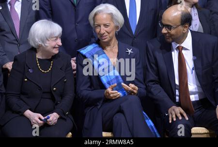Président du Comité monétaire et financier international (CMFI), vice-premier ministre et ministre des Finances de Singapour, Tharman Shanmugaratnam (à droite), Christine Lagarde (C), directrice générale du Fonds monétaire international (FMI), et Janet Yellen, présidente de la Réserve fédérale américaine, attendent des photos de famille avant la réunion du Comité monétaire et financier international à Washington D.C., aux États-Unis. 11 octobre 2014. ) (Dzl) US-WASHINGTON-IMFC-MEETING YinxBogu PUBLICATIONxNOTxINxCHN Président du Comité monétaire et financier international IMFC Singapour Vice-premiers ministres an Banque D'Images