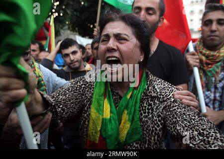 (141013) -- ATHÈNES, 13 octobre 2014 -- Une femme kurde vivant en Grèce manifeste lors d'une manifestation pro-kurde contre les attaques lancées par des militants de l'État islamique visant la ville syrienne de Kobané et l'inaction du gouvernement turc dans le centre d'Athènes, en Grèce, le 13 octobre 2014. L'intensification des frappes aériennes a aidé les milices kurdes à repousser les militants de l'État islamique qui combattaient pour Kobané, alors que la pression augmentait pour une action internationale plus importante pour sauver la ville frontalière syrienne. GREECE-ATHENS-PROTEST-IS MariosxLolos PUBLICATIONxNOTxINxCHN Athènes OCT 13 2014 une femme kurde vivant en Grèce Banque D'Images