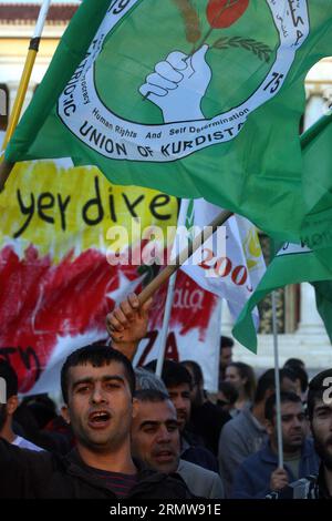 (141013) -- ATHÈNES, 13 octobre 2014 -- des Kurdes vivant en Grèce manifestent lors d'une manifestation pro-kurde contre les attaques lancées par des militants de l'État islamique visant la ville syrienne de Kobané et l'inaction du gouvernement turc dans le centre d'Athènes, Grèce, le 13 octobre 2014. L'intensification des frappes aériennes a aidé les milices kurdes à repousser les militants de l'État islamique qui combattaient pour Kobané, alors que la pression augmentait pour une action internationale plus importante pour sauver la ville frontalière syrienne. GREECE-ATHENS-PROTEST-IS MariosxLolos PUBLICATIONxNOTxINxCHN Athènes OCT 13 2014 Kurdes vivant en Grèce Protest d Banque D'Images