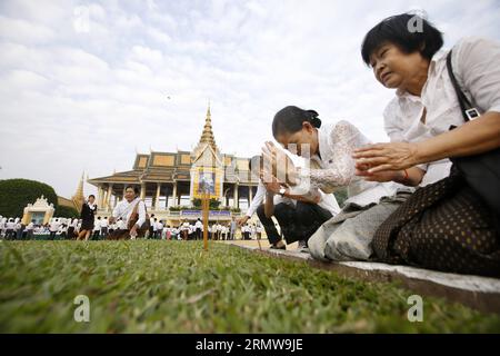 (141015) -- PHNOM PENH, 15 octobre 2014 -- les gens prient devant le Palais Royal de Phnom Penh le 15 octobre 2014. Le Cambodge a commémoré mercredi le 2e anniversaire de la mort du roi le plus vénéré du pays, le Père Norodom Sihanouk, en offrant des aumônes aux moines bouddhistes et en rendant hommage à sa statue. CAMBODGE-PHNOM PENH-ANNIVERSAIRE DE LA MORT-ROI PÈRE Phearum PUBLICATIONxNOTxINxCHN Phnom Penh OCT 15 2014 célébrités prient devant le Palais Royal à Phnom Penh OCT 15 2014 Cambodge mercredi a commémoré le 2e anniversaire de la mort du pays le plus vénéré Roi à l'écran Banque D'Images