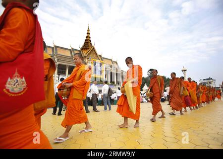 (141015) -- PHNOM PENH, 15 octobre 2014 -- des moines bouddhistes marchent devant le Palais Royal à Phnom Penh, 15 octobre 2014. Le Cambodge a commémoré mercredi le 2e anniversaire de la mort du roi le plus vénéré du pays, le Père Norodom Sihanouk, en offrant des aumônes aux moines bouddhistes et en rendant hommage à sa statue. CAMBODGE-PHNOM PENH-ANNIVERSAIRE DE LA MORT-ROI PÈRE Phearum PUBLICATIONxNOTxINxCHN Phnom Penh OCT 15 2014 des moines bouddhistes marchent devant le Palais Royal à Phnom Penh OCT 15 2014 Cambodge LE mercredi a commémoré le 2e anniversaire de la mort du pays S le plus écran re Banque D'Images