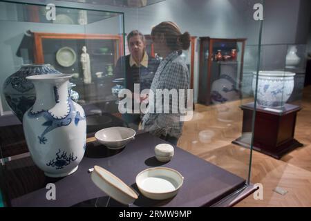 (141015) -- BUDAPEST, 14 octobre 2014 -- les visiteurs regardent de la porcelaine bleue et blanche fabriquée dans la province du Jiangxi lors d'une exposition au Musée Ferenc Hopp des Arts de l'Asie de l'est à Budapest, Hongrie, le 14 octobre 2014. Le Ferenc Hopp Museum of East Asia Arts a organisé une exposition intitulée Beauty s Heart, présentant une sélection représentative de près de 8 000 œuvres d'art chinois Le musée Ferenc Hopp des Arts de l'Asie de l'est a été fondé en 1919 par le propriétaire de la société, voyageur mondial, collectionneur et mécène d'art, Ferenc Hopp (1833-1919), qui a légué sa collection orientale d'environ 4 000 objets et sa vi Banque D'Images