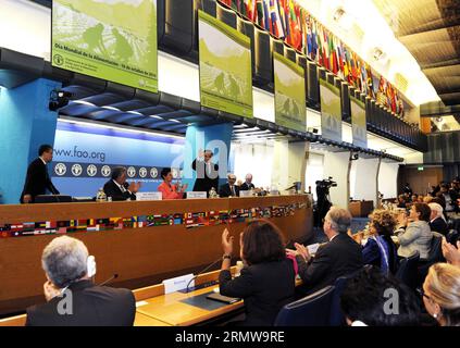 (141015) -- ROME, le 15 octobre 2014 -- le premier ministre chinois Li Keqiang prononce un discours au siège de l'Organisation des Nations Unies pour l'alimentation et l'agriculture (FAO), à Rome, Italie, le 15 octobre 2014. ) (wf) ITALY-FAO-LI KEQIANG-SPEECH RaoxAimin PUBLICATIONxNOTxINxCHN Rome OCT 15 2014 le Premier ministre chinois gauche Keqiang prononce un discours AU siège de l'Organisation des Nations Unies pour l'alimentation et l'agriculture FAO à Rome Italie OCT 15 2014 WF Italie FAO gauche Keqiang Speech RaoxAimin PUBLICATIONxNOTxINxCHN Banque D'Images