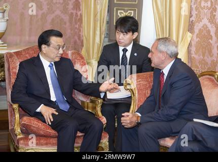 (141015) -- ROME, le 15 octobre 2014 -- le premier ministre chinois Li Keqiang (G) rencontre le président du Sénat italien Piero Grasso (D) à Rome, Italie, le 15 octobre 2014. (wf) ITALY-ROME-CHINESE PREMIER-MEETING XiexHuanchi PUBLICATIONxNOTxINxCHN Rome OCT 15 2014 le Premier ministre chinois gauche Keqiang l rencontre avec le président du Sénat italien Piero Grasso r à Rome Italie OCT 15 2014 WF Italie Rome Rome Chinese Premier meeting XiexHuanchi PUBLICATIONxNOTxINxCHN Banque D'Images