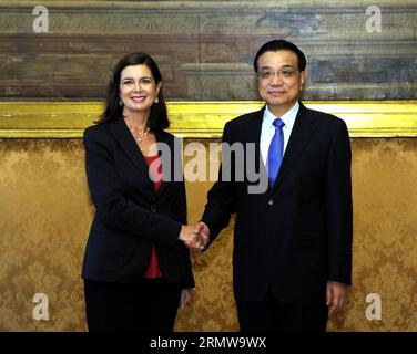 (141015) -- ROME, le 15 octobre 2014 -- le premier ministre chinois Li Keqiang (R) rencontre la présidente italienne de la Chambre basse Laura Boldrini à Rome, Italie, le 15 octobre 2014.) (wf) ITALIE-ROME-CHINE RÉUNION DU PREMIER MINISTRE RaoxAimin PUBLICATIONxNOTxINxCHN Rome OCT 15 2014 le Premier ministre chinois gauche Keqiang r rencontre la Présidente italienne de la Chambre basse Laura à Rome Italie OCT 15 2014 WF Italie Rome Réunion du Premier ministre chinois RaoxAimin PUBLICATIONxNOTxINxCHN Banque D'Images