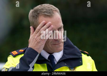 Le surintendant Kieran Ruane se frotte le visage tout en parlant aux médias sur les lieux après qu'un homme, une femme et un garçon aient été tués dans un accident de la route à Co Tipperary. La collision d'un seul véhicule s'est produite peu avant 9 heures mardi, lorsqu'une voiture a heurté un mur dans le quartier Windmill Knockbulloge de Cashel. Date de la photo : mercredi 30 août 2023. Banque D'Images