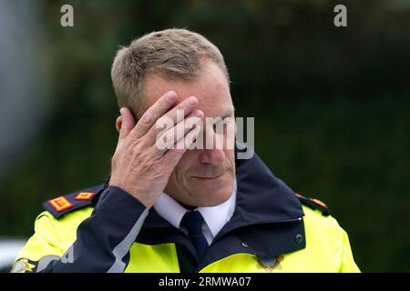 Le surintendant Kieran Ruane se frotte le visage tout en parlant aux médias sur les lieux après qu'un homme, une femme et un garçon aient été tués dans un accident de la route à Co Tipperary. La collision d'un seul véhicule s'est produite peu avant 9 heures mardi, lorsqu'une voiture a heurté un mur dans le quartier Windmill Knockbulloge de Cashel. Date de la photo : mercredi 30 août 2023. Banque D'Images