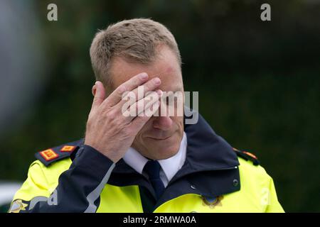 Le surintendant Kieran Ruane se frotte le visage tout en parlant aux médias sur les lieux après qu'un homme, une femme et un garçon aient été tués dans un accident de la route à Co Tipperary. La collision d'un seul véhicule s'est produite peu avant 9 heures mardi, lorsqu'une voiture a heurté un mur dans le quartier Windmill Knockbulloge de Cashel. Date de la photo : mercredi 30 août 2023. Banque D'Images