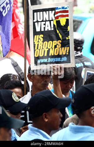 (141016) -- MANILLE, le 16 octobre 2014 -- un activiste tient une pancarte appelant à la levée de l'accord sur les forces de visite lors d'un rassemblement de protestation devant l'ambassade des États-Unis à Manille, Philippines, le 16 octobre 2014. Les manifestants réclament justice pour Jeffrey Laude, soupçonné d’avoir été tué par le Marine américain Joseph Scott Pemberton samedi dernier à Olongapo City. PHILIPPINES-MANILLE-RASSEMBLEMENT DE PROTESTATION RouellexUmali PUBLICATIONxNOTxINxCHN Manila OCT 16 2014 à l'activiste tient une pancarte appelant à l'accord de forces de visite lors d'un rassemblement de protestation devant l'ambassade des États-Unis à Manille Philippi Banque D'Images