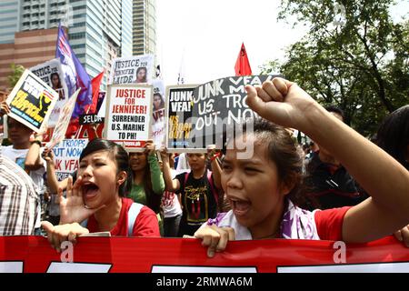 (141016) -- MANILLE, 16 octobre 2014 -- des militants crient des slogans lors d'un rassemblement de protestation devant l'ambassade des États-Unis à Manille, Philippines, le 16 octobre 2014. Les manifestants réclament justice pour Jeffrey Laude, soupçonné d’avoir été tué par le Marine américain Joseph Scott Pemberton samedi dernier à Olongapo City. PHILIPPINES-MANILLE-RASSEMBLEMENT DE PROTESTATION RouellexUmali PUBLICATIONxNOTxINxCHN Manille OCT 16 2014 militants crient des slogans lors d'un rassemblement de protestation devant l'ambassade des États-Unis à Manille Philippines OCT 16 2014 les manifestants demandent justice pour Jeffrey Laude qui soupçonné d'avoir été TUÉ par Joseph de la marine américaine Banque D'Images