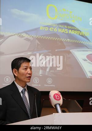 BRUXELLES, le 15 octobre 2014 -- l'ambassadeur de Chine en Belgique, Liao Liqiang, prend la parole lors du lancement officiel des taxis e6 fabriqués par BYD, un fabricant chinois de batteries rechargeables et d'automobiles basé à Shenzhen, à Bruxelles, capitale de la Belgique, le 15 octobre 2014. Les responsables belges ont accueilli mercredi 34 voitures entièrement électriques de fabrication chinoise dans le service de taxi à Bruxelles. BELGIQUE-BRUXELLES-CHINE-TAXIS ÉLECTRIQUES GongxBing PUBLICATIONxNOTxINxCHN Bruxelles OCT 15 2014 l'Ambassadeur de Chine en Belgique Liao Liqiang prend la parole LORS du lancement officiel des taxis E6 fabriqués par BYD un Manufa chinois basé à Shenzhen Banque D'Images