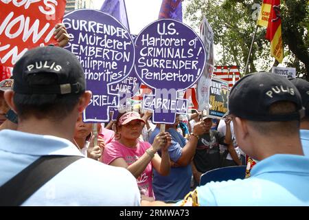 (141016) -- MANILLE, le 16 octobre 2014 -- des militants brandissent des pancartes lors d'un rassemblement de protestation devant l'ambassade des États-Unis à Manille, Philippines, le 16 octobre 2014. Les manifestants réclament justice pour Jeffrey Laude, soupçonné d’avoir été tué par le Marine américain Joseph Scott Pemberton samedi dernier à Olongapo City. PHILIPPINES-MANILLE-RASSEMBLEMENT DE PROTESTATION RouellexUmali PUBLICATIONxNOTxINxCHN Manila OCT 16 2014 des militants brandissent des pancartes lors d'un rassemblement de protestation devant l'ambassade des États-Unis à Manille Philippines OCT 16 2014 les manifestants demandent justice pour Jeffrey Laude qui soupçonné d'avoir été TUÉ par Joseph de la marine américaine Banque D'Images