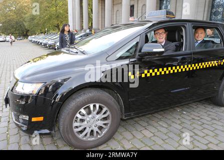 BRUXELLES, le 15 octobre 2014 -- Pascal Smet, ministre bruxellois de la mobilité et des travaux publics, effectue un essai routier des taxis e6 fabriqués par BYD, un fabricant chinois de batteries rechargeables et d'automobiles basé à Shenzhen, à Bruxelles, capitale de la Belgique, le 15 octobre 2014. Les responsables belges ont accueilli mercredi 34 voitures entièrement électriques de fabrication chinoise dans le service de taxi à Bruxelles. BELGIQUE-BRUXELLES-CHINE-TAXIS ÉLECTRIQUES GongxBing PUBLICATIONxNOTxINxCHN Bruxelles OCT 15 2014 Pascal Smet les ministres bruxellois de la mobilité et des travaux publics font un essai de conduite des taxis E6 fabriqués par BYD a Shenz Banque D'Images