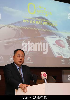 BRUXELLES, le 15 octobre 2014 -- Isbrand Ho, directeur général de la division Auto Export Trade de BYD, prend la parole lors du lancement officiel des taxis e6 fabriqués par BYD, un fabricant chinois de batteries rechargeables et d'automobiles basé à Shenzhen, à Bruxelles, capitale de la Belgique, le 15 octobre 2014. Les responsables belges ont accueilli mercredi 34 voitures entièrement électriques de fabrication chinoise dans le service de taxi à Bruxelles. BELGIQUE-BRUXELLES-CHINE-TAXIS ÉLECTRIQUES GongxBing PUBLICATIONxNOTxINxCHN Bruxelles OCT 15 2014 Ho Directeur général de BYD S car Export Trade Division intervient LORS du lancement officiel des E6 taxis Made Banque D'Images