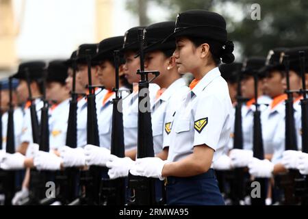 (141016) -- MANILLE, le 16 octobre 2014 -- des membres de la Garde côtière philippine (PCG) sont en formation lors de la célébration du 113e anniversaire du PCG à Manille, Philippines, le 16 octobre 2014. Le PCG acquerra 15 nouveaux navires du Japon et de la France, 2 hélicoptères légers de taille moyenne, 300 autres bateaux en aluminium, 40 bateaux en caoutchouc, 36 véhicules de personnel et 46 phares, pour célébrer son 113e anniversaire. PHILIPPINES-MANILLE-COAST GUARD-ANNIVERSAR RouellexUmali PUBLICATIONxNOTxINxCHN Manille OCT 16 2014 les membres de la Garde côtière philippine PCG se forment lors du PCG 113e anniversaire Banque D'Images