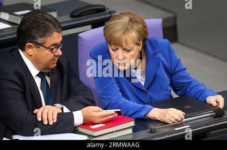 (141016) -- BERLIN, le 16 octobre 2014 -- la chancelière allemande Angela Merkel (à droite) et le vice-chancelier et ministre de l'économie et de l'énergie Sigmar Gabriel assistent à une session du Bundestag, la chambre basse du Parlement, à Berlin, le 16 octobre 2014.) ALLEMAGNE-BERLIN-MERKEL ZhangxFan PUBLICATIONxNOTxINxCHN 141016 Berlin OCT 16 2014 la chancelière allemande Angela Merkel et la vice-chancelière et les ministres de l'économie et de l'énergie Sigmar Gabriel assistent à une session du Bundestag la chambre basse du Parlement à Berlin OCT 16 2014 Allemagne Berlin Merkel ZhangxFan PUBLICATIONxNOTxINxCHN Banque D'Images