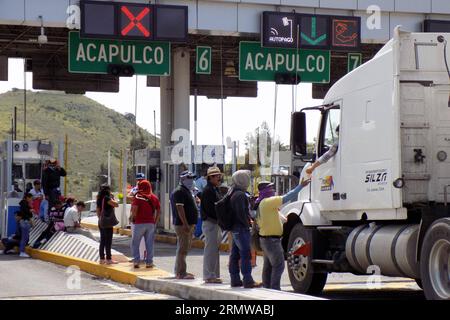 (141016) -- CHILPANCINGO, 15 octobre 2014 -- des personnes masquées prennent part à une manifestation organisée par le Coordonnateur d’État des travailleurs de l’éducation à Guerrero (CETEG, pour son acronyme en espagnol), pour les 43 élèves disparus au péage de Palo Blanco, à 7 km de la ville de Chilpancingo, Guerrero, Mexique, le 15 octobre 2014. Les autorités mexicaines ont annoncé mardi la capture de 14 policiers impliqués dans la disparition de 43 élèves de l'école normale rurale d'Ayotzinapa, Guerrero. Edgar de JES¨²s Espinosa) (fnc) (ah) MEXIQUE-CHILPANCINGO-SOCIETY-DÉMONSTRATION EDGARxDExJESUSxESPINOSA PUBLICA Banque D'Images