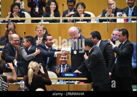 (141016) -- NEW YORK, 16 octobre 2014 -- le ministre vénézuélien des Affaires étrangères Rafael Ramirez Correno (R, Centre) réagit après que son pays ait été élu nouveau membre du Conseil de sécurité des Nations Unies, au siège de l'ONU à New York, le 16 octobre 2014. L'Angola, la Malaisie, la Nouvelle-Zélande, le Venezuela et l'Espagne ont été élus jeudi par l'Assemblée générale des Nations Unies pour un mandat de deux ans au Conseil de sécurité des Nations Unies à compter du 1 janvier 2015, en remplacement des membres sortants Argentine, Australie, Luxembourg, République de Corée et Rwanda. ) Un-NEW YORK-CONSEIL DE SÉCURITÉ SIÈGES NiuxXiaolei PUBLICATIONxNOTxINxCHN New York OCT 16 2014 Banque D'Images