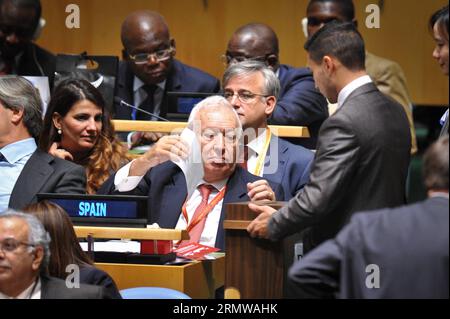 (141016) -- NEW YORK, 16 octobre 2014 -- le ministre espagnol des Affaires étrangères Jose Manuel Garcia-Margallo(C) a voté lors de l'élection de nouveaux membres au Conseil de sécurité des Nations Unies, au siège de l'ONU à New York, le 16 octobre 2014. L'Angola, la Malaisie, la Nouvelle-Zélande, le Venezuela et l'Espagne ont été élus jeudi par l'Assemblée générale des Nations Unies pour un mandat de deux ans au Conseil de sécurité des Nations Unies à compter du 1 janvier 2015, en remplacement des membres sortants Argentine, Australie, Luxembourg, République de Corée et Rwanda. ) Un-NEW YORK-CONSEIL DE SÉCURITÉ SIÈGES NiuxXiaolei PUBLICATIONxNOTxINxCHN New York OCT 16 2014 Espagnol Banque D'Images