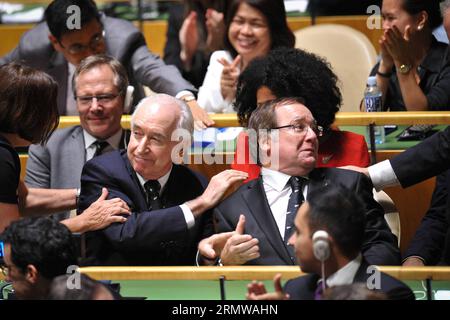 (141016) -- NEW YORK, 16 octobre 2014 -- le ministre néo-zélandais des Affaires étrangères Murray McCully (R, Centre) et l'ambassadeur des Nations Unies Jim McLay (L, Centre) réagissent après que leur pays ait été élu nouveau membre du Conseil de sécurité des Nations Unies, au siège des Nations Unies à New York, le 16 octobre 2014. L'Angola, la Malaisie, la Nouvelle-Zélande, le Venezuela et l'Espagne ont été élus jeudi par l'Assemblée générale des Nations Unies pour un mandat de deux ans au Conseil de sécurité des Nations Unies à compter du 1 janvier 2015, en remplacement des membres sortants Argentine, Australie, Luxembourg, République de Corée et Rwanda. ) UN-NEW YORK-CONSEIL DE SÉCURITÉ SIÈGE NIUXXIAOLEI PUBLICATIO Banque D'Images