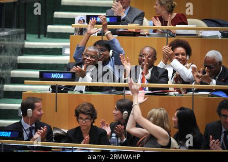 (141016) -- NEW YORK, 16 octobre 2014 -- le ministre angolais des Affaires étrangères Georges Rebelo Chikoti (L, Centre)réagit après que son pays ait été élu nouveau membre du Conseil de sécurité de l'ONU, au siège de l'ONU à New York, le 16 octobre 2014.Angola, Malaisie, Nouvelle-Zélande, le Venezuela et l'Espagne ont été élus jeudi par l'Assemblée générale des Nations Unies pour un mandat de deux ans au Conseil de sécurité des Nations Unies à compter du 1 janvier 2015, en remplacement des membres sortants Argentine, Australie, Luxembourg, République de Corée et Rwanda. Un-NEW YORK-CONSEIL DE SÉCURITÉ SIÈGES NiuxXiaolei PUBLICATIONxNOTxINxCHN New York OCT 16 2014 Angol Banque D'Images