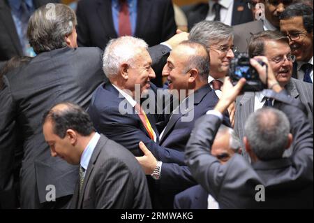 (141016) -- NEW YORK, 16 octobre 2014 -- le ministre espagnol des Affaires étrangères Jose Manuel Garcia-Margallo (L, Centre) et son homologue turc Mevlut Cavusoglu (R, Centre) se serrent dans leurs bras après que l’Espagne eut vaincu la Turquie pour devenir un nouveau membre du Conseil de sécurité de l’ONU, au siège de l’ONU à New York, le 16 octobre 2014. Angola, Malaisie, Nouvelle-Zélande, le Venezuela et l'Espagne ont été élus jeudi par l'Assemblée générale des Nations Unies pour un mandat de deux ans au Conseil de sécurité des Nations Unies à compter du 1 janvier 2015, en remplacement des membres sortants Argentine, Australie, Luxembourg, République de Corée et Rwanda. UN-NEW YORK-SECURITY CO Banque D'Images