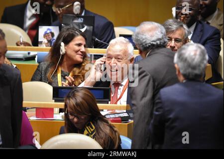 (141016) -- NEW YORK, 16 octobre 2014 -- le ministre espagnol des Affaires étrangères Jose Manuel Garcia-Margallo(C) réagit après que son pays ait été élu nouveau membre du Conseil de sécurité des Nations Unies, au siège de l'ONU à New York, le 16 octobre 2014. L'Angola, la Malaisie, la Nouvelle-Zélande, le Venezuela et l'Espagne ont été élus jeudi par l'Assemblée générale des Nations Unies pour un mandat de deux ans au Conseil de sécurité des Nations Unies à compter du 1 janvier 2015, en remplacement des membres sortants Argentine, Australie, Luxembourg, République de Corée et Rwanda. ) Un-NEW YORK-CONSEIL DE SÉCURITÉ SIÈGES NiuxXiaolei PUBLICATIONxNOTxINxCHN New York OCT 16 2014 Espagnol Banque D'Images