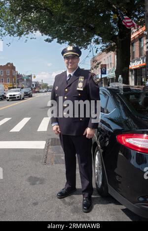 Portrait posé du capitaine Jerome Bacchi. Sur Liberty Ave à Richmond Hill après avoir reçu un prix de la communauté trinidadienne. Dans le Queens, NY Banque D'Images